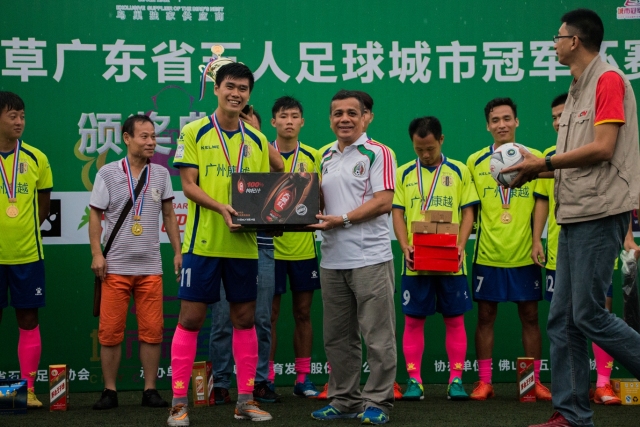 CBA首场对决：上海对深圳，拉塞尔初登场